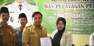 Kepala DPM-PTSP Sidoarjo Rudi Setiawan serahkan NIB ke salah satu pelaku UMKM