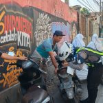 Polisi menindak pelanggar lalu lintas yang melawan arus di jalan layang atau flyover Peterongan, Jombang, Selasa (16/7/2024). Bongkah.id/Karimatul Maslahah/