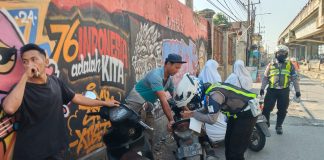 Polisi menindak pelanggar lalu lintas yang melawan arus di jalan layang atau flyover Peterongan, Jombang, Selasa (16/7/2024). Bongkah.id/Karimatul Maslahah/