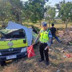 Polisi saat melakukan olah TKP truk muatan susu di tol Jomo. Bongkah.id/Karimatul Maslahah/