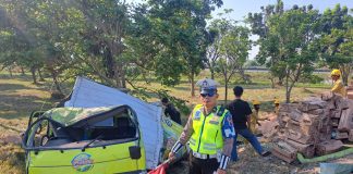 Polisi saat melakukan olah TKP truk muatan susu di tol Jomo. Bongkah.id/Karimatul Maslahah/