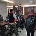 Tim penyidik Kejati Jatim saat menggeledah Kantor INKA di Madiun