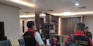 Tim penyidik Kejati Jatim saat menggeledah Kantor INKA di Madiun