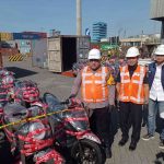 Pres rilis penyelundupan kendaraan bermotor jaminan leasing di Terminal Peti Kemas Surabaya, Jumat (19/7/2024).