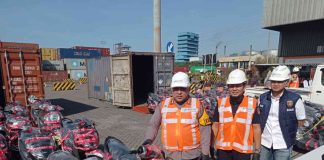 Pres rilis penyelundupan kendaraan bermotor jaminan leasing di Terminal Peti Kemas Surabaya, Jumat (19/7/2024).