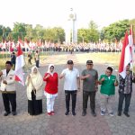 Pembagian bendera merah putih untuk masyarakat di Sidoarjo.