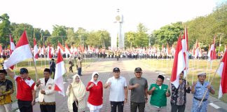 Pembagian bendera merah putih untuk masyarakat di Sidoarjo.