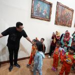 Pj Wali Kota Mojokerto M Ali Kuncoro memandu anak-anak saat wisata edukasi dan sejarah di Balai Kota Mojokerto, Minggu (21/7/2024).