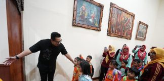 Pj Wali Kota Mojokerto M Ali Kuncoro memandu anak-anak saat wisata edukasi dan sejarah di Balai Kota Mojokerto, Minggu (21/7/2024).