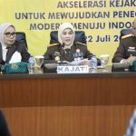 Kepala Kejati Jatim, Mia Amiati (tengah)