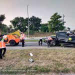 Petugas mengevakuasi mobil yang mengalami kecelakaan di tol Jombang-Mojokerto, Selasa (23/7/2024). Bongkah.id/Istimewa/