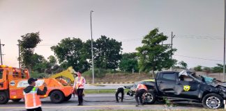 Petugas mengevakuasi mobil yang mengalami kecelakaan di tol Jombang-Mojokerto, Selasa (23/7/2024). Bongkah.id/Istimewa/