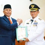 Sugiat (kiri) dan Pj Bupati Jombang yang baru, Teguh Narutomo (kanan)