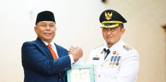 Sugiat (kiri) dan Pj Bupati Jombang yang baru, Teguh Narutomo (kanan)