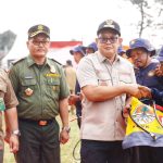 Pj Gubernur Jatim Adhy Karyono (kedua kanan) apel siaga gabungan pengendalian kebakaran hutan dan lahan (Karhutla) di lapangan Desa Trawas Kecamatan Trawas, Kabupaten Mojokerto, Selasa (23/7/2024).