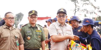 Pj Gubernur Jatim Adhy Karyono (kedua kanan) apel siaga gabungan pengendalian kebakaran hutan dan lahan (Karhutla) di lapangan Desa Trawas Kecamatan Trawas, Kabupaten Mojokerto, Selasa (23/7/2024).