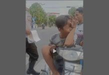 Tangkapan layar video bocah menangis saat dihentikan polisi di jalan KH Wahid Hasyim Jombang.