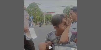 Tangkapan layar video bocah menangis saat dihentikan polisi di jalan KH Wahid Hasyim Jombang.