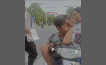 Tangkapan layar video bocah menangis saat dihentikan polisi di jalan KH Wahid Hasyim Jombang.