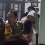 Polisi saat mengamankan pelaku dilokasi tak jauh dari rumah korban. Bongkah.id/Karimatul Maslahah/