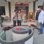Polisi mengamankan barang bukti judi Sabung ayam di dekat pondok pesantren Tambakberas Jombang. Bongkah.id/Karimatul Maslahah/