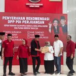 Pasangan bakal calon Bupati dan bakal calon Wakil Bupati Jombang, Mundjidah-Sumrambah menerima rekomendasi dari PDIP.