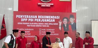 Pasangan bakal calon Bupati dan bakal calon Wakil Bupati Jombang, Mundjidah-Sumrambah menerima rekomendasi dari PDIP.