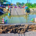 Jembatan Darurat Desa Kedungpeluk Kecamatan Candi Kabupaten Sidoarjo.