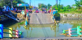 Jembatan Darurat Desa Kedungpeluk Kecamatan Candi Kabupaten Sidoarjo.