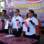 Rilis penggelapan dan penipuan mobil di Polresta Mojokerto, Rabu (31/7/2024). Bongkah.id/Erik/
