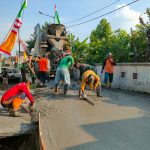 Pembangunan jalan Satgas TMMD Kodim Mojokerto di Desa Bandung, Kecamatan Gedeg, Kabupaten Mojokerto, Jawa Timur, Selasa (30/07/2024).