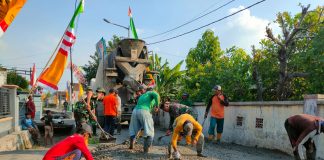 Pembangunan jalan Satgas TMMD Kodim Mojokerto di Desa Bandung, Kecamatan Gedeg, Kabupaten Mojokerto, Jawa Timur, Selasa (30/07/2024).