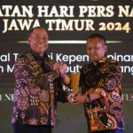 Pj Bupati saat menerima penghargaan dari ketua PWI Jatim