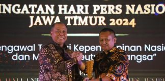 Pj Bupati saat menerima penghargaan dari ketua PWI Jatim