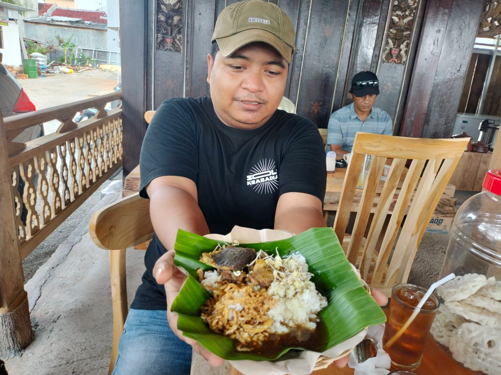 Pengunjung saat menikmati rawon di warung teng-teng crit Jombang./Karimatul Maslahah/