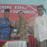 Foto : penyerahan buku Memetri Sejarah Dukuhmojo kepada Pj Bupati Jombang./Karimatul Maslahah/