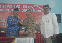 Foto : penyerahan buku Memetri Sejarah Dukuhmojo kepada Pj Bupati Jombang./Karimatul Maslahah/