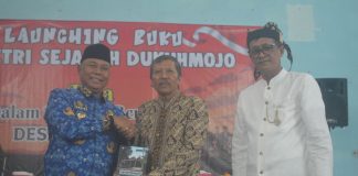 Foto : penyerahan buku Memetri Sejarah Dukuhmojo kepada Pj Bupati Jombang./Karimatul Maslahah/