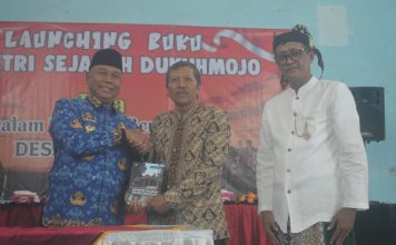 Foto : penyerahan buku Memetri Sejarah Dukuhmojo kepada Pj Bupati Jombang./Karimatul Maslahah/