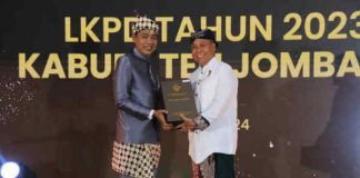 Pj Bupati saat menerima penghargaan Opini WTP