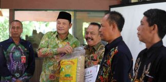 Plt. Bupati Sidoarjo, Subandi serahkan bantuan bantuan Pompa kepada Kelompok Petani di Pendopo Delta Wibawa.