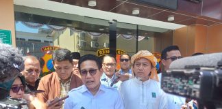 Ketua DPW PKB Jatim Halim Iskandar saat mendatangi Polda Jatim untuk melaporkan dugaan penistaan.