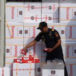 Saat petugas Bea Cukai membongkar muatan kontainer berisi rokok ilegal