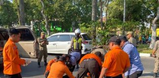 Proses evakuasi korban di TKP laka di Jalan Adityawarman Surabaya