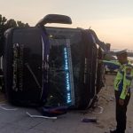 Bus terguling di tol Jombang, Jumat (16/8/2024). Bongkah.id/Karimatul Maslahah/