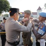 Kapolrestabes Surabaya, Kombes Pol Pasma Royce (kiri) menyematkan pin Operasi Mantap Praja Semeru, Jumat (16/8/2024). Bongkah.id/Addy/
