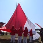 Proses pengibaran Bendera merah mutih raksasa di lapangan Dusun Canggon, Desa Ngudirejo, Kecamatan Diwek, Jombang. bongkah.id/Karimatul Maslahah/