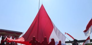 Proses pengibaran Bendera merah mutih raksasa di lapangan Dusun Canggon, Desa Ngudirejo, Kecamatan Diwek, Jombang. bongkah.id/Karimatul Maslahah/