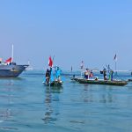 Pengibaran bendera merah putih di bawah jembatan Suramadu.