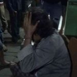 Pelaku saat diamankan massa di pasar Mojoagung, Jombang.